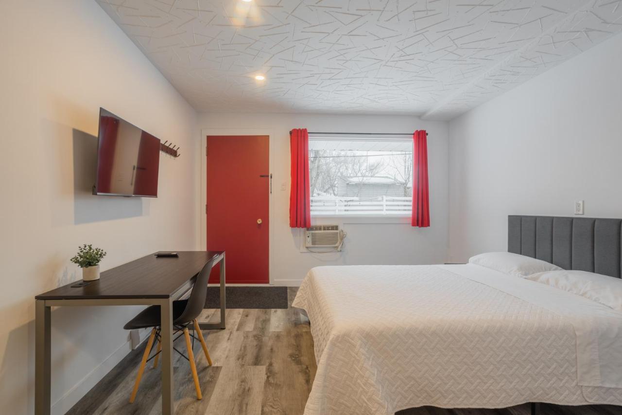 Motel Champlain บรอสซาร์ด ภายนอก รูปภาพ