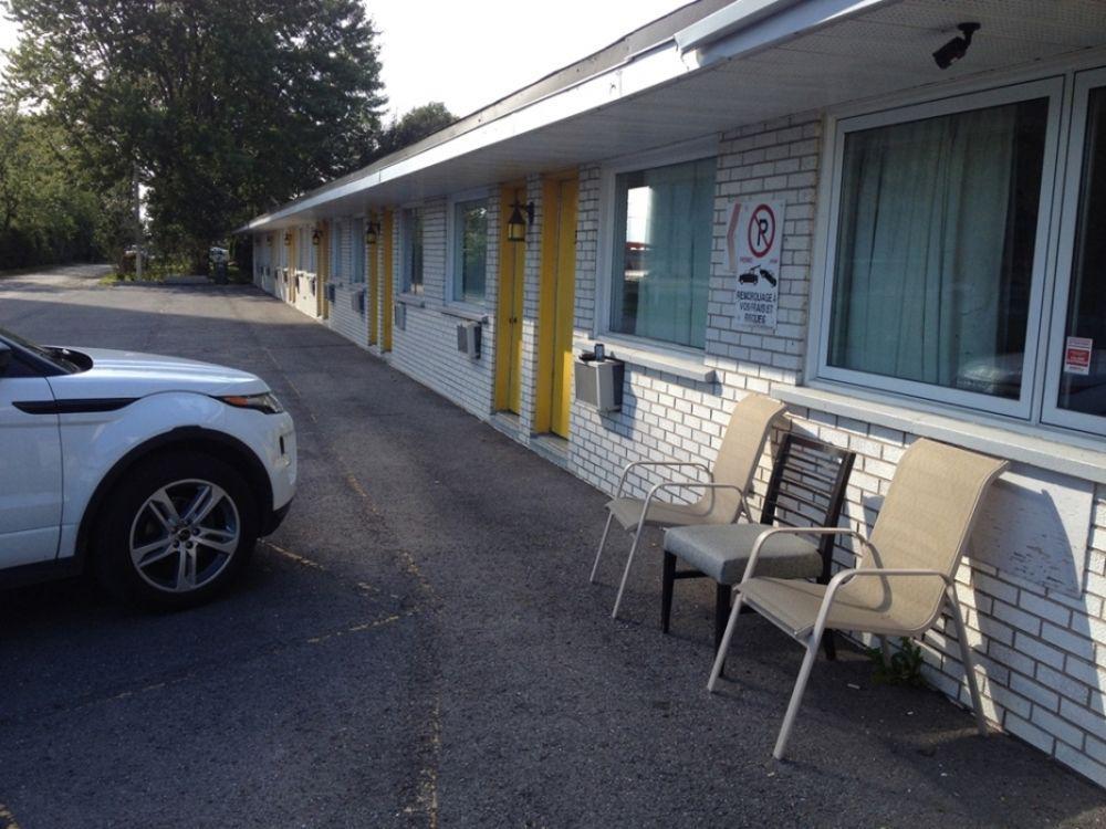 Motel Champlain บรอสซาร์ด ภายนอก รูปภาพ