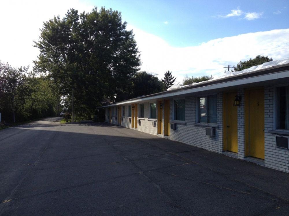 Motel Champlain บรอสซาร์ด ภายนอก รูปภาพ